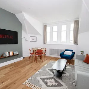 https://the-artists-house.yorkshirehotels.net